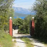 Drei Grazien- Luxurioese Mit Eigenem Pool By Interhome Κατούνα